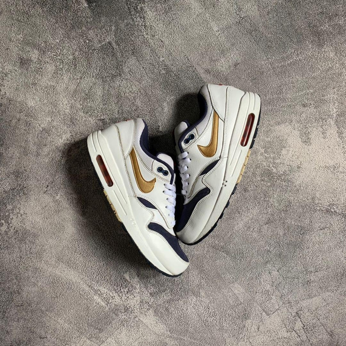 Đôi giày sneaker hot Nike Air Max 1 Olympic với chi tiết vàng và đỏ