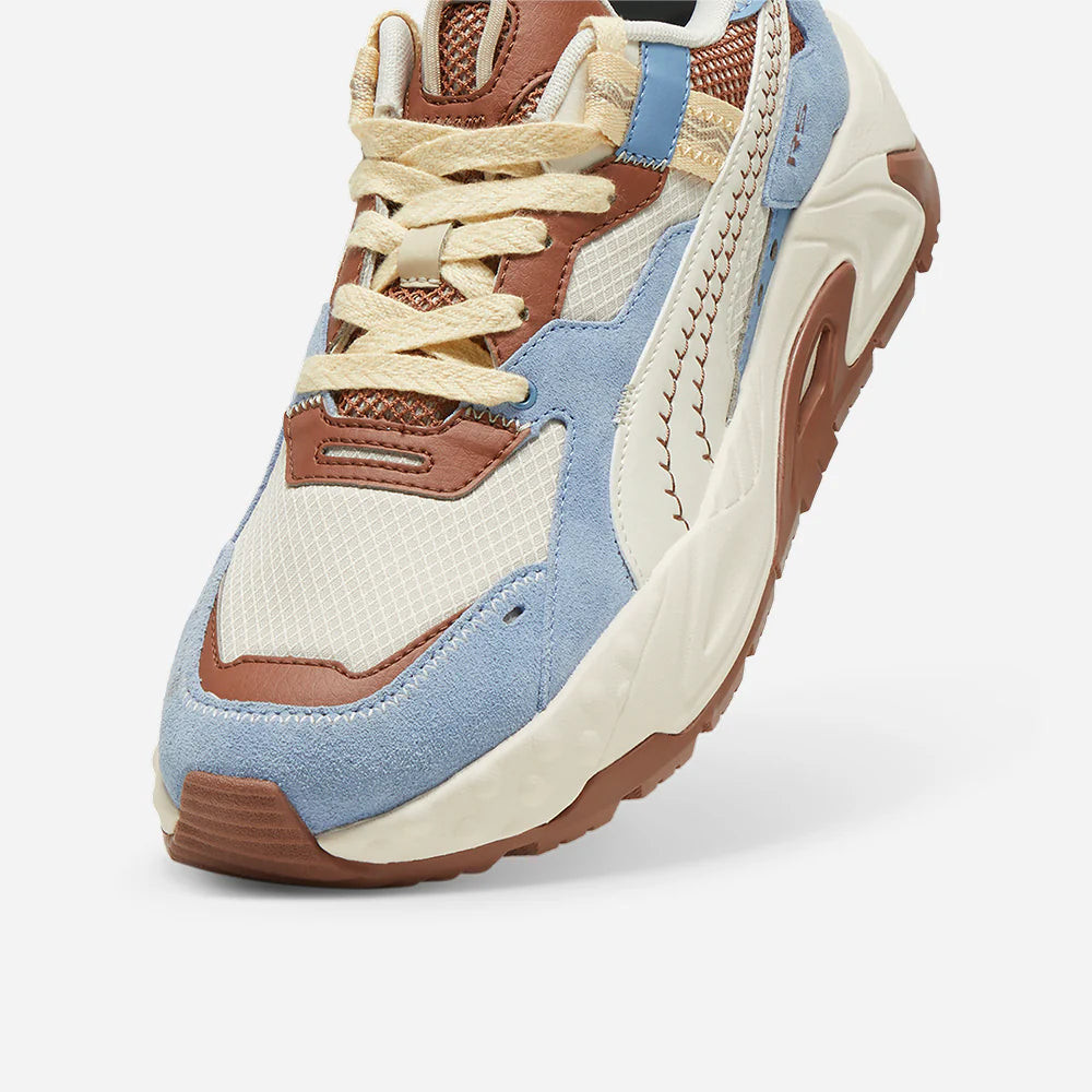 Đôi giày sneaker Puma RS-Trck Expeditions với thiết kế mạnh mẽ, màu xanh nổi bật, phù hợp cho mọi hoạt động