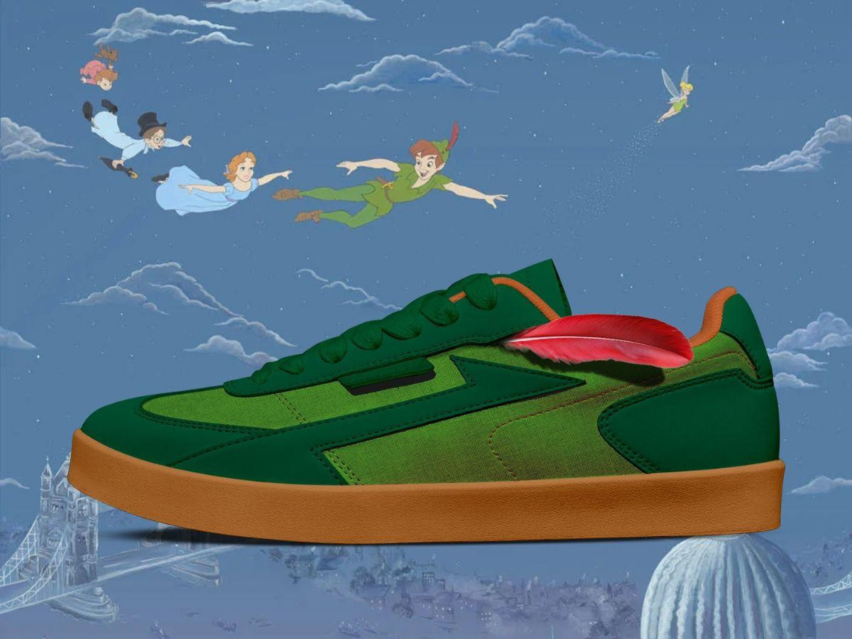 Đôi giày sneaker RieNevan với thiết kế độc đáo, họa tiết lấy cảm hứng từ văn hóa Việt Nam và phối màu táo bạo