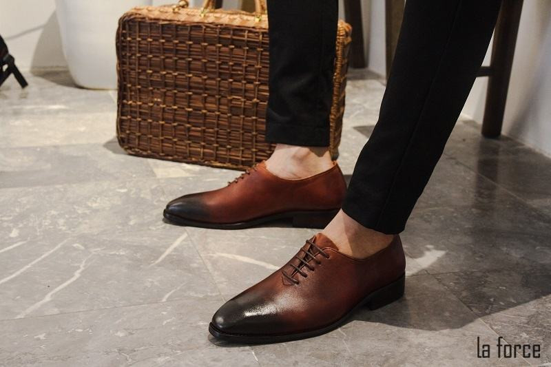 Đôi giày tây đen kết hợp với tất màu đen