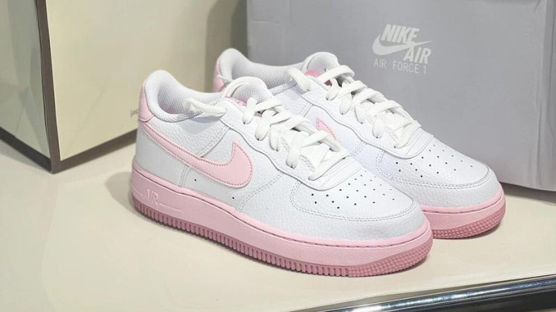Đôi giày thể thao thương hiệu Nike Air Force 1 màu trắng cổ điển