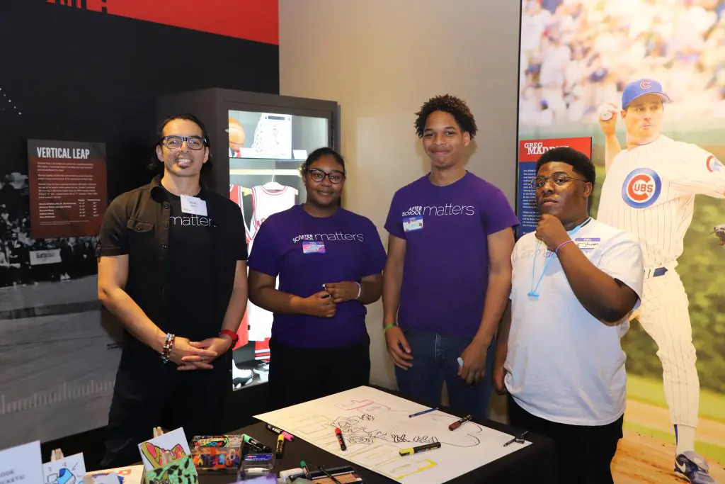 Đôi giày thể thao với thiết kế hiện đại và màu sắc nổi bật, đại diện cho một trong những mẫu giày hot nhất năm 2024.