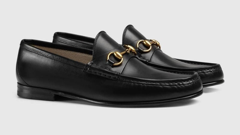 Đôi Gucci Horsebit Loafer màu đen với khóa kim loại đặc trưng, thể hiện đẳng cấp của **thương hiệu giày** cao cấp.