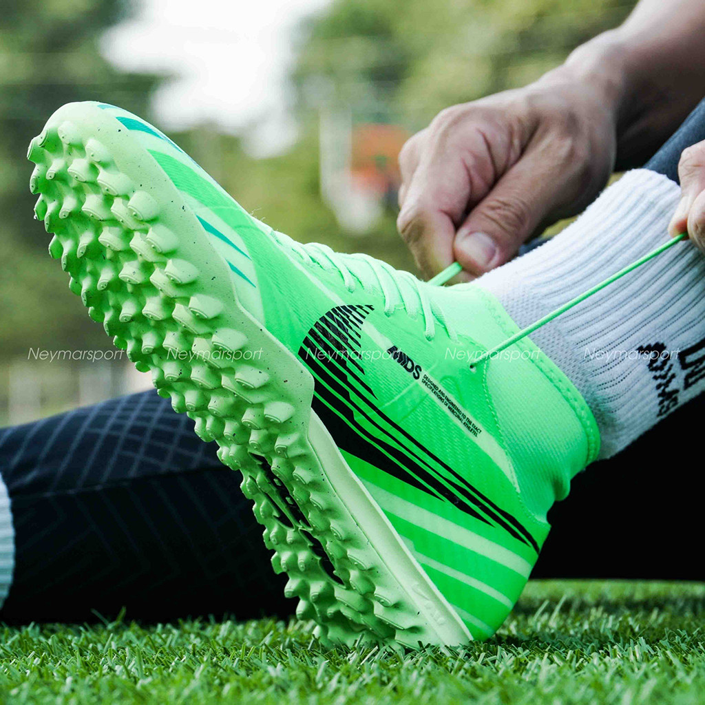 Đội ngũ Neymar Sport kiểm tra chất lượng giày đá bóng chính hãng kỹ lưỡng