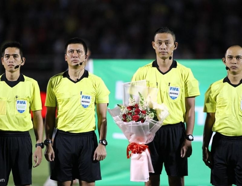 Đội ngũ trọng tài bóng đá thảo luận chiến thuật, yêu cầu giày trọng tài bóng đá có độ bám và hỗ trợ tốt cho mọi địa hình.