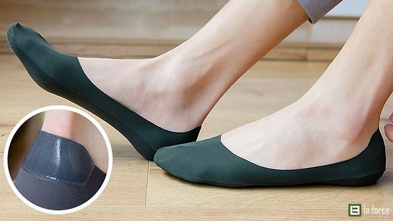 Đôi tất lười màu xám đặt cạnh đôi giày lười da nâu