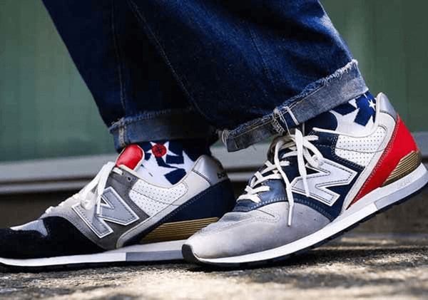 Dòng New Balance 996 với thiết kế nhỏ gọn làm từ da lộn cao cấp