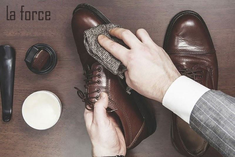 Dụng cụ chuyên dụng để vệ sinh giày tây bằng da