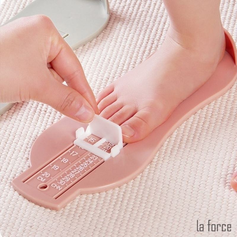 Dụng cụ đo kích thước bàn chân chuyên dụng giúp xác định cỡ giày nữ Mỹ