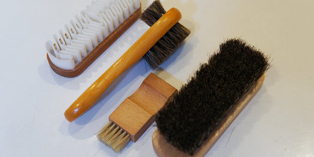 Dụng cụ vệ sinh giày đá bóng chuyên dụng