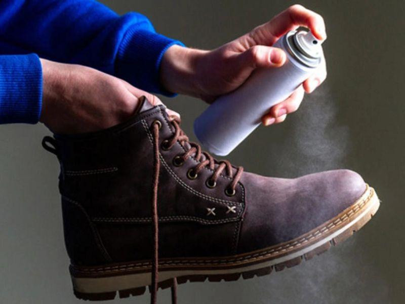 dùng dung dịch chuyên dụng để làm mềm giày sneaker
