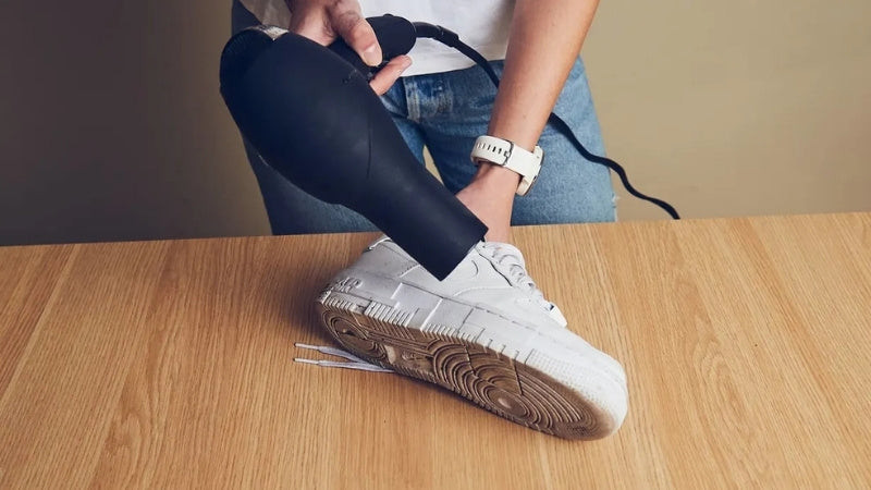 Dùng máy sấy tóc ở nhiệt độ thấp để xử lý vết nhăn trên giày sneaker một cách nhẹ nhàng
