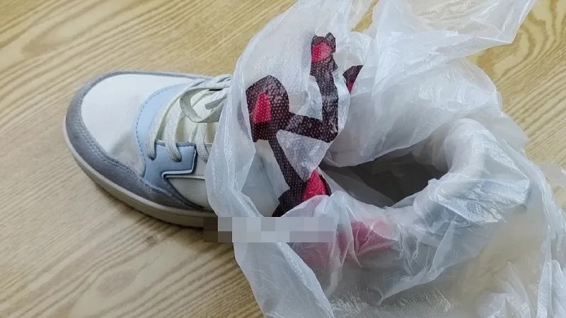 Dùng túi nước đá giúp nới rộng giày New Balance trẻ em bị chật