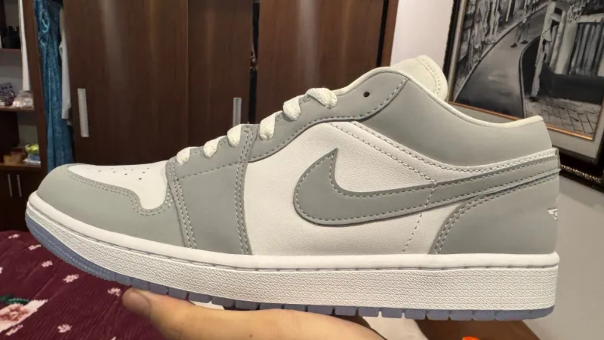 Đường khâu logo Nike Swoosh trên giày Jordan 1 Low Panda