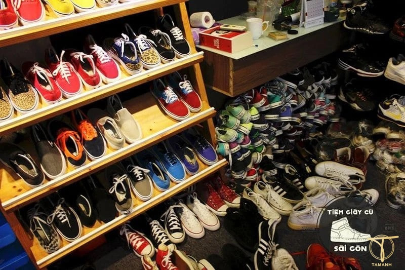 Bí Quyết Chọn Shop Giày 2hand Uy Tín Và Chất Lượng Cao Gian hàng Tiệm Giày Cũ Sài Gòn, nơi bạn có thể tìm thấy những đôi giày 2hand hàng hiệu chất lượng cao