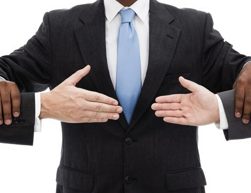 Giao dịch an toàn khi mua bán giày đá bóng cũ qua trung gian