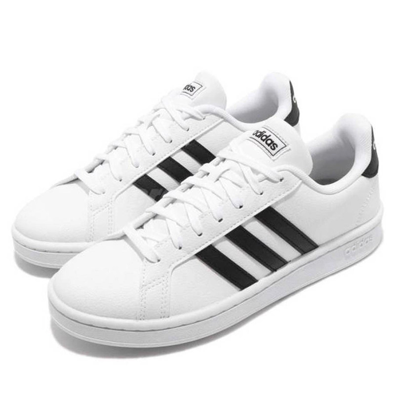 Giày Adidas Grand Court trắng với ba sọc đen đặc trưng, mẫu giày thể thao nam kinh điển.
