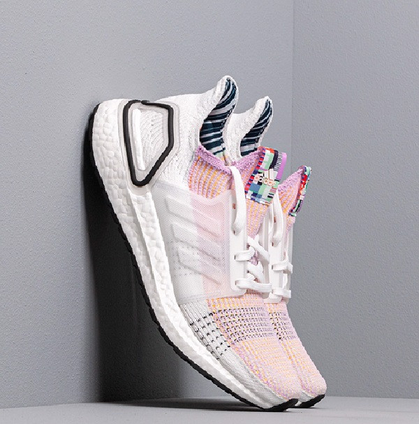 Giày Adidas nữ trắng dòng Ultra Boost có phần đế co giãn tốt