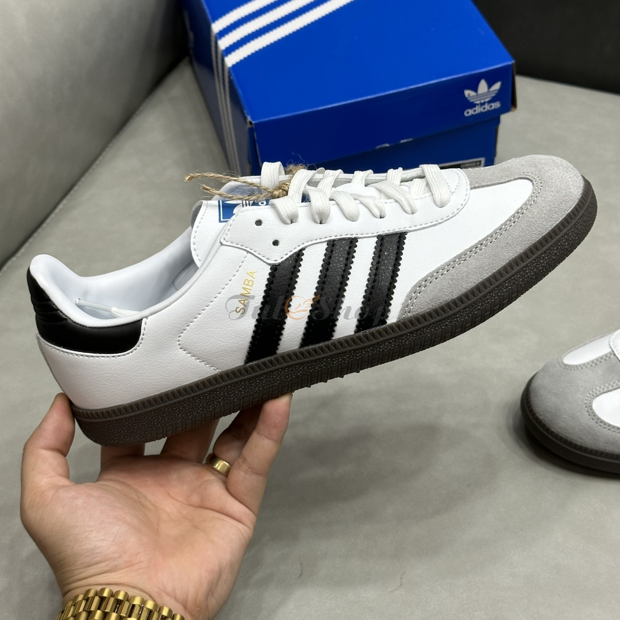 Giày Adidas Samba OG Cloud White Core Black, biểu tượng phong cách cổ điển, một trong những mẫu giày sneaker hot 2024.