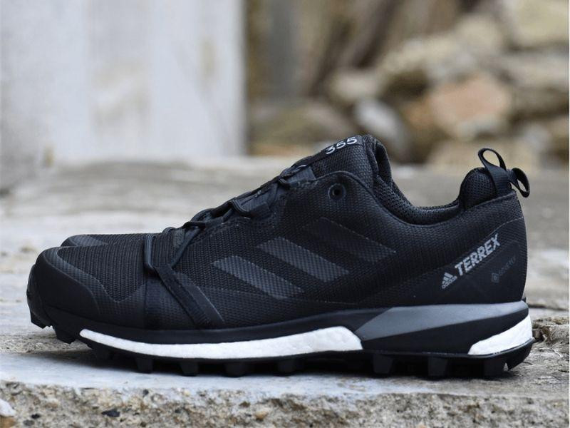 Giày Adidas Terrex Skychaser GTX với thiết kế hầm hố trên nền đá sỏi