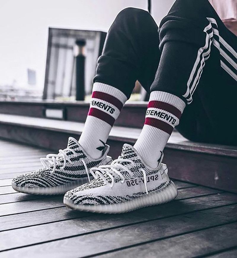 Giày Adidas Yeezy Boost 350 màu xám với họa tiết sọc đặc trưng, thiết kế hiện đại