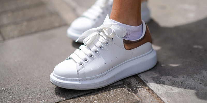 Giày Alexander McQueen đế cao trắng với chi tiết gót màu nổi bật, phong cách tinh tế