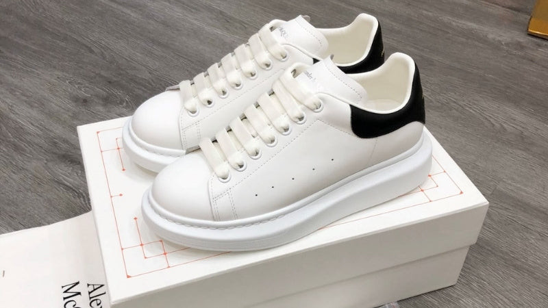 Giày Alexander McQueen màu trắng với đế dày, thiết kế sang trọng cho phái nữ