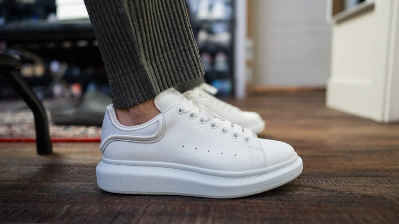 Giày Alexander McQueen Oversized Sneakers đế quá khổ màu trắng, thể hiện sự táo bạo và nghệ thuật.