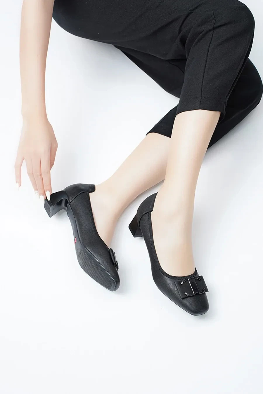 Giày bít da Microfiber cao gót màu đen thanh lịch cho phụ nữ tuổi 50