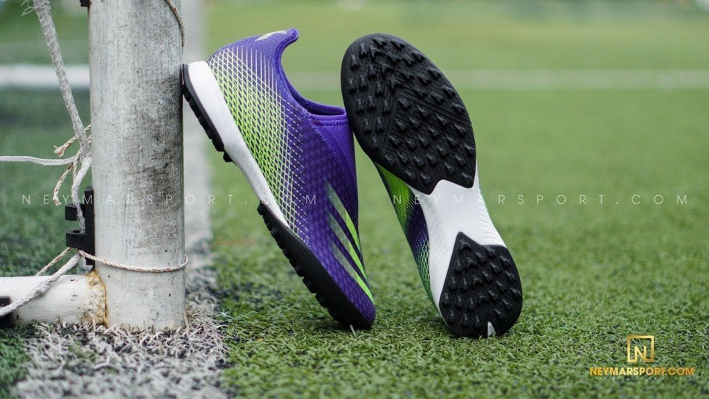 Giày bóng đá không dây Adidas X Ghosted .3 Laceless Precision To Blur trên sân