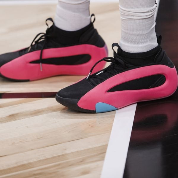 Giày bóng rổ Adidas Harden Vol.8 ‘Miami Nights’ với phối màu đen, hồng và xanh nổi bật