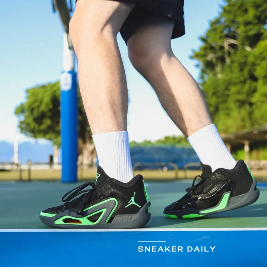 Giày bóng rổ Air Jordan Tatum 1 Home Team, thể hiện phong cách năng động trên sân đấu.