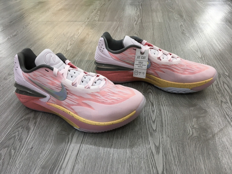 Giày bóng rổ Nike GT Cut 2 màu trắng xanh ấn tượng