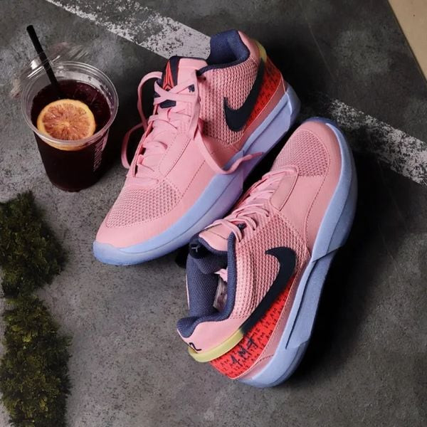 Giày bóng rổ Nike JA 1 ‘Soft Pink Diffused Blue’ với tông hồng nhạt và xanh lam