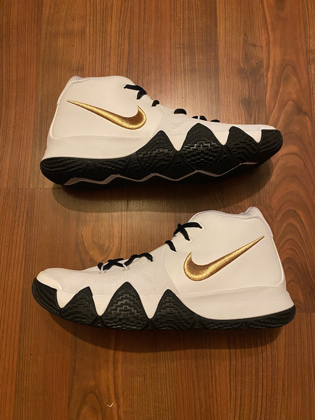 Giày bóng rổ Nike Kyrie 4 trắng vàng nổi bật trên sân đấu