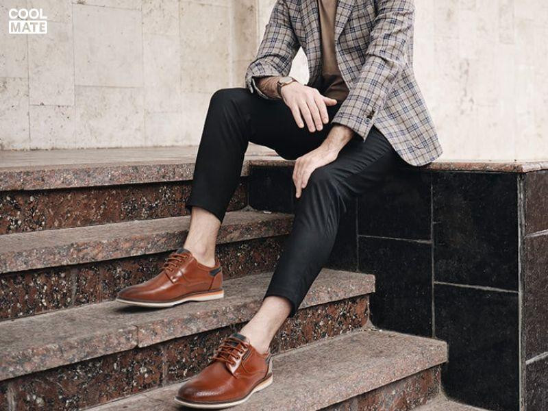 Giày Brogues màu nâu phối cùng quần âu, tạo nên phong cách cổ điển, tinh tế và dễ dàng kết hợp.