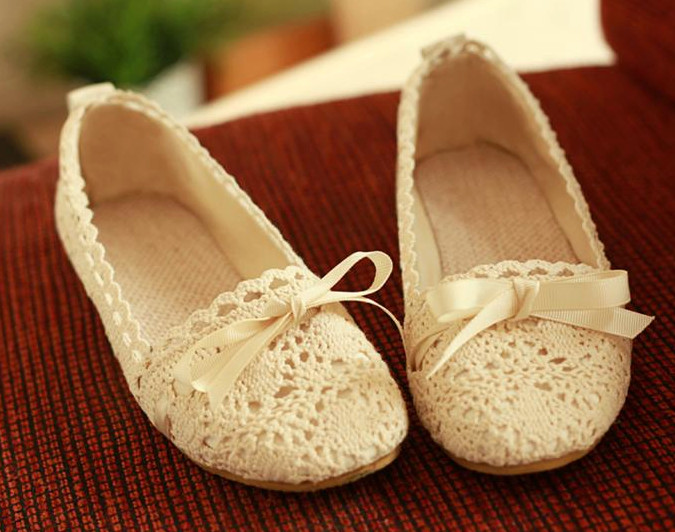 Giày búp bê màu trung tính là lựa chọn thoải mái, dịu dàng cho các bạn nữ sinh mặc áo dài đi học