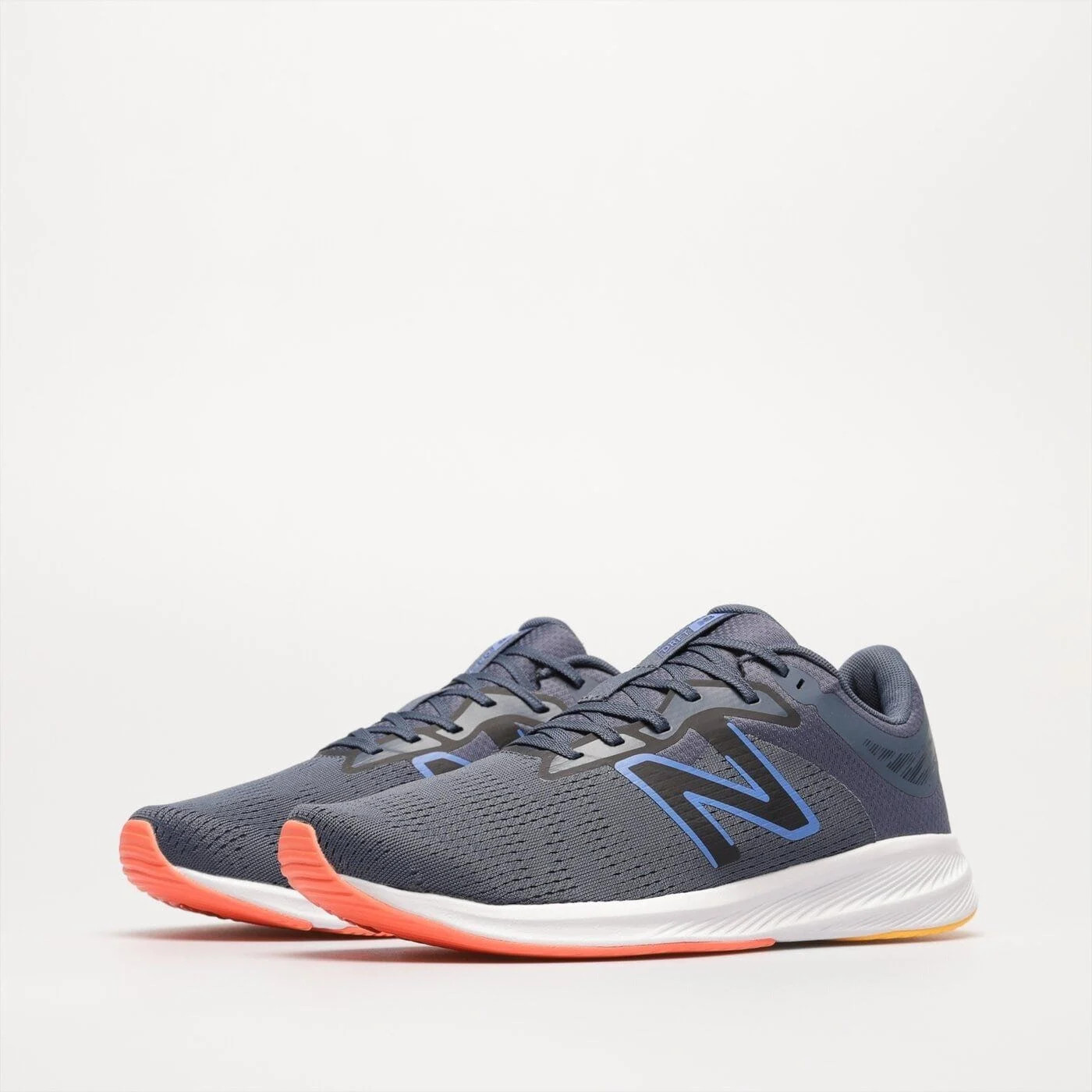 Giày chạy bộ New Balance Dynasoft Drift V2 nổi bật, thể hiện thiết kế bền bỉ và thoải mái cho runner nữ.
