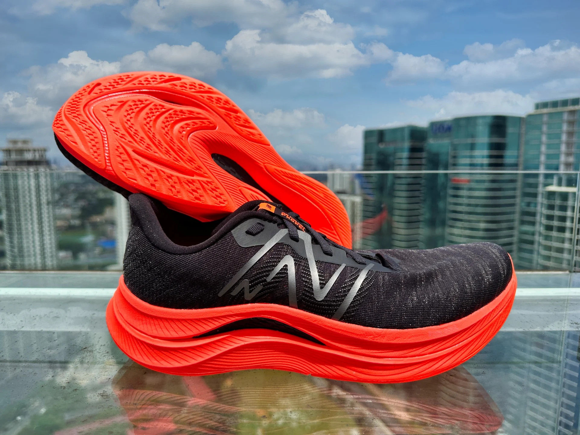 Giày chạy bộ New Balance FuelCell Propel v4 màu đen, phù hợp cho đa dạng bài tập.