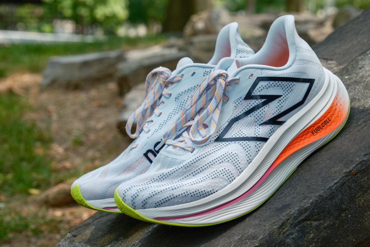 Giày chạy bộ New Balance FuelCell SuperComp Trainer V2 màu xanh lá, hỗ trợ tối ưu cho cự ly dài.
