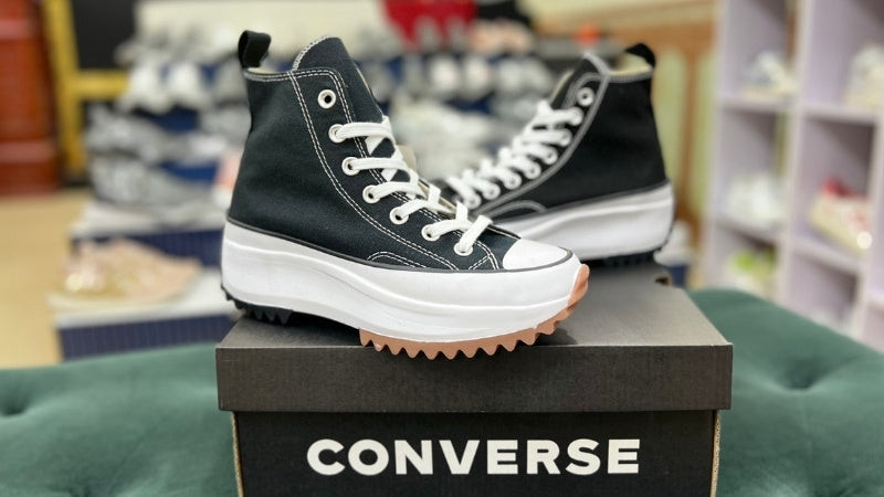 Giày Converse Run Star Hike màu trắng với đế răng cưa độc đáo, thể hiện sự phá cách của nữ giới