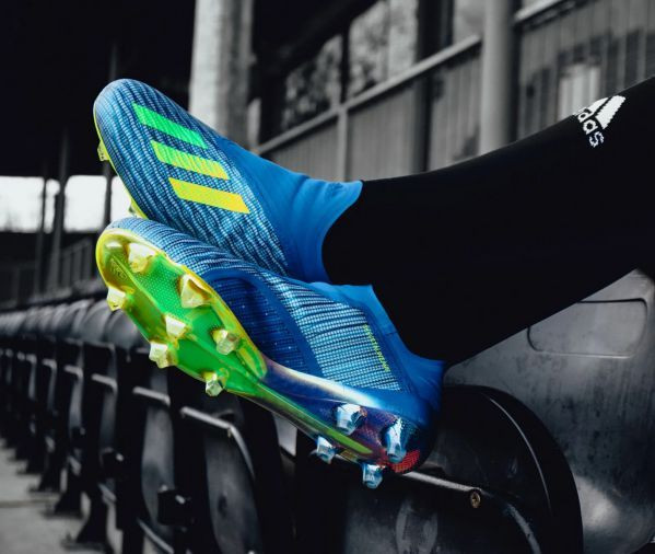Giày đá bóng Adidas X18+ không dây, đại diện cho phân khúc cao cấp nhất của dòng X18