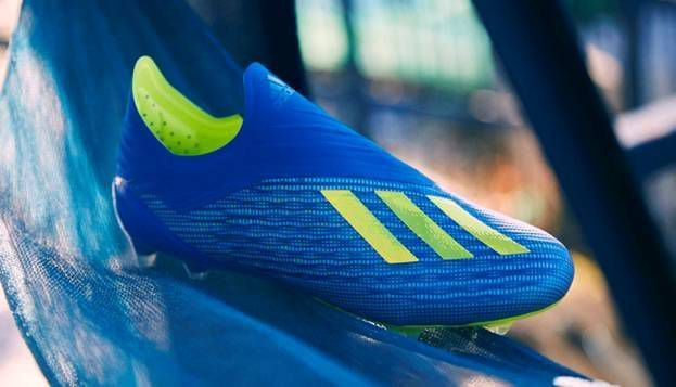Giày đá bóng Adidas X18 màu đen trắng nổi bật, thể hiện thiết kế tốc độ