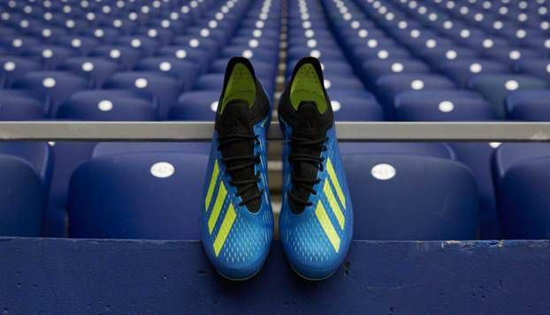 Giày đá bóng Adidas X18.1 với thiết kế có dây buộc truyền thống, ôm chân chắc chắn