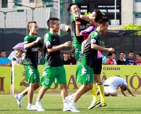 Giày đá bóng chuyên dụng trên sân cỏ nhân tạo