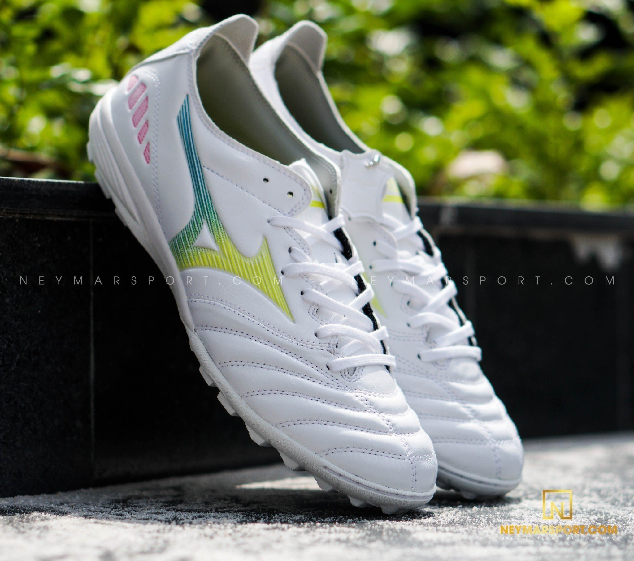 Giày đá bóng Mizuno Morelia Neo III Pro As TF trên sân cỏ nhân tạo