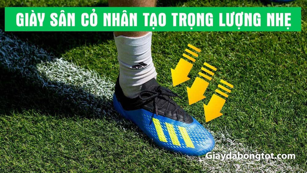 Giày đá bóng nhẹ hỗ trợ di chuyển linh hoạt trên sân cỏ nhân tạo