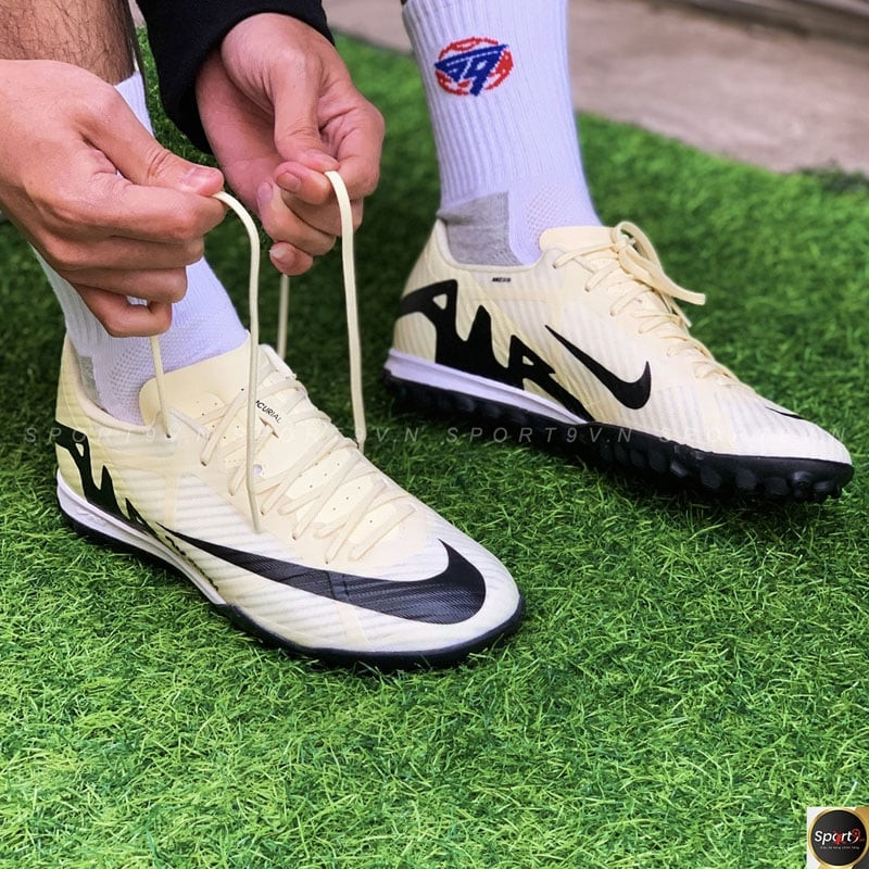 Giày đá bóng Nike Mercurial Vapor 15 Academy TF màu trà sữa độc đáo, tích hợp đệm Air Zoom êm ái.
