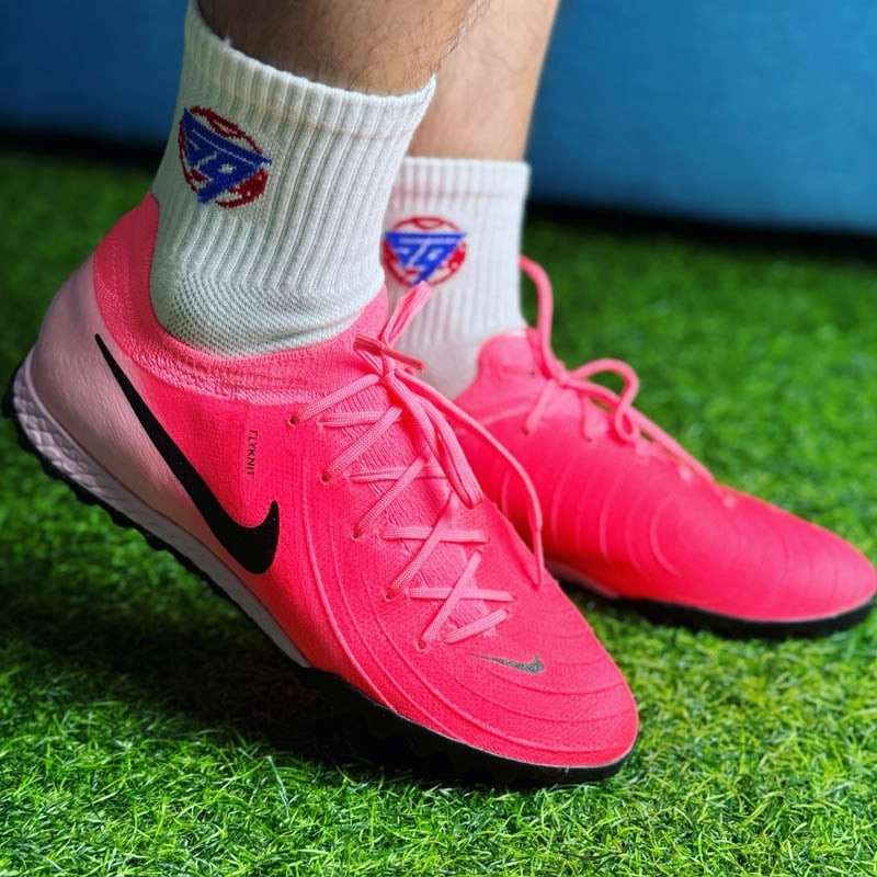 Giày đá bóng Nike Phantom GX 2 Pro TF màu hồng, với thiết kế gợi nhớ đến dòng HyperVenom huyền thoại, phù hợp cho chân bè