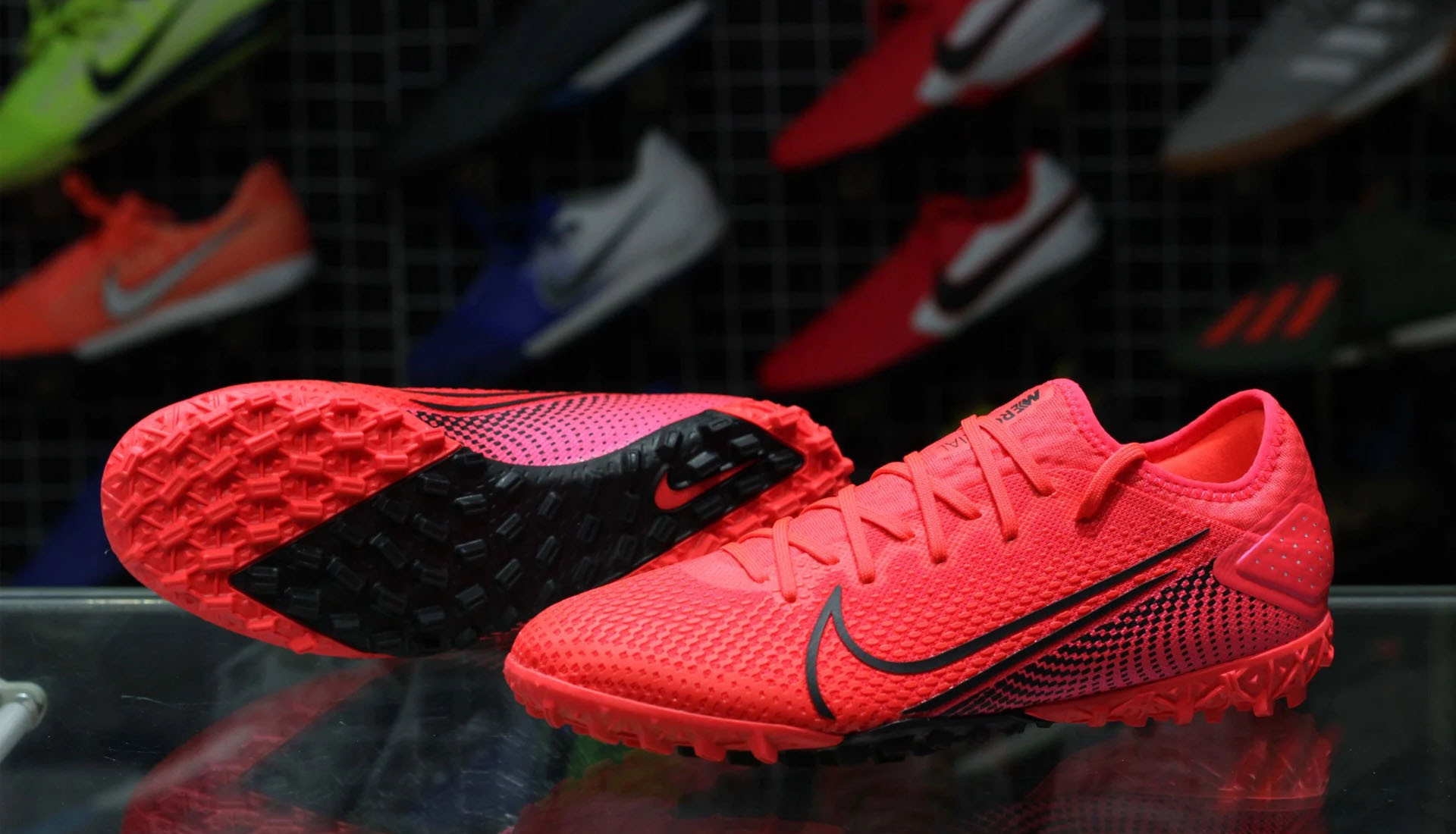 Giày đá bóng Nike với thiết kế da vải hiện đại